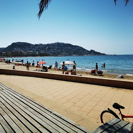 Spacieux Appartement Rose Front Mer Et Piscine Roses Zewnętrze zdjęcie