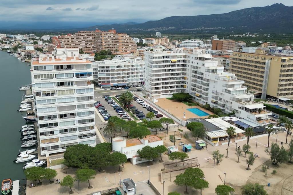 Spacieux Appartement Rose Front Mer Et Piscine Roses Zewnętrze zdjęcie