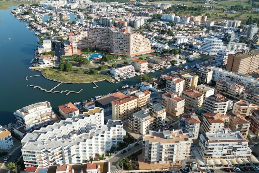 Spacieux Appartement Rose Front Mer Et Piscine Roses Zewnętrze zdjęcie