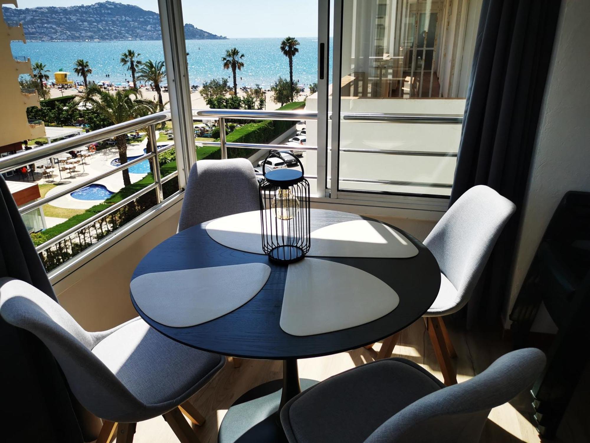 Spacieux Appartement Rose Front Mer Et Piscine Roses Zewnętrze zdjęcie