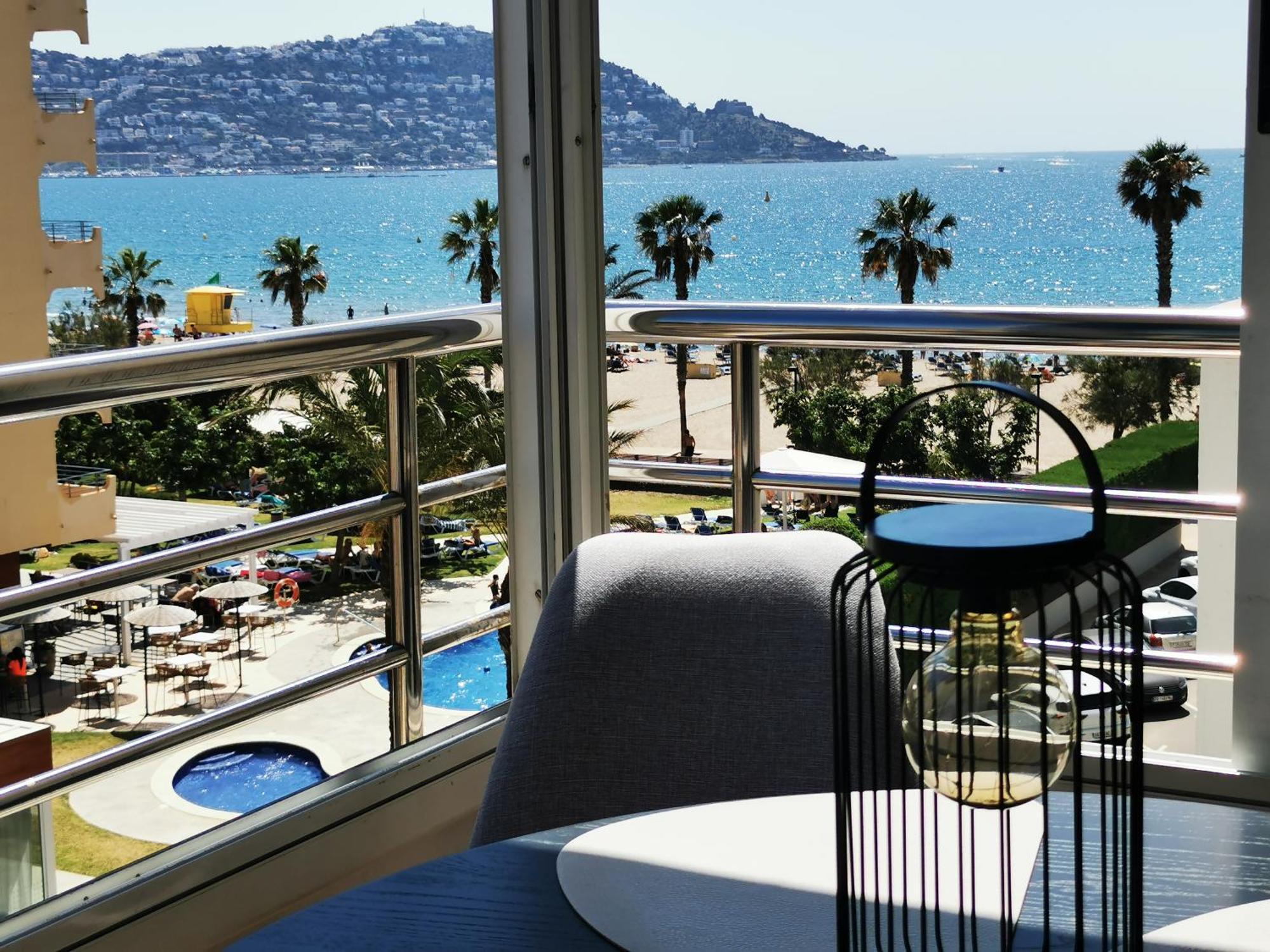 Spacieux Appartement Rose Front Mer Et Piscine Roses Zewnętrze zdjęcie